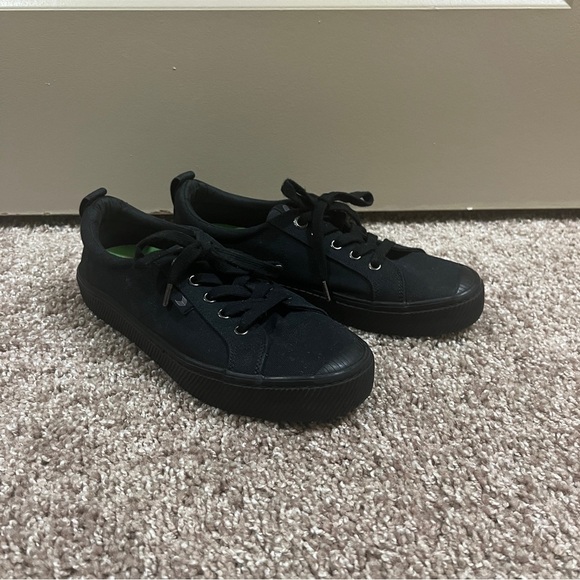 Cariuma OCA Low All Black Canvas Sneaker Unisex 7.5 Men 9 Women - Picture 2 of 9